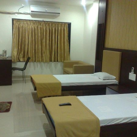 Hotel Sangram Palace Shirur Kültér fotó