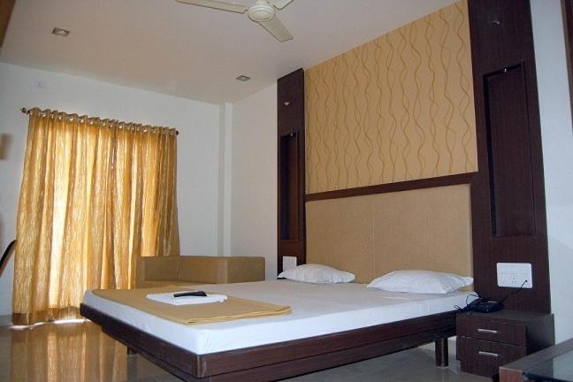 Hotel Sangram Palace Shirur Kültér fotó