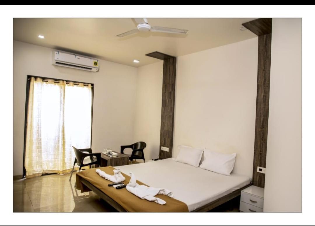 Hotel Sangram Palace Shirur Kültér fotó