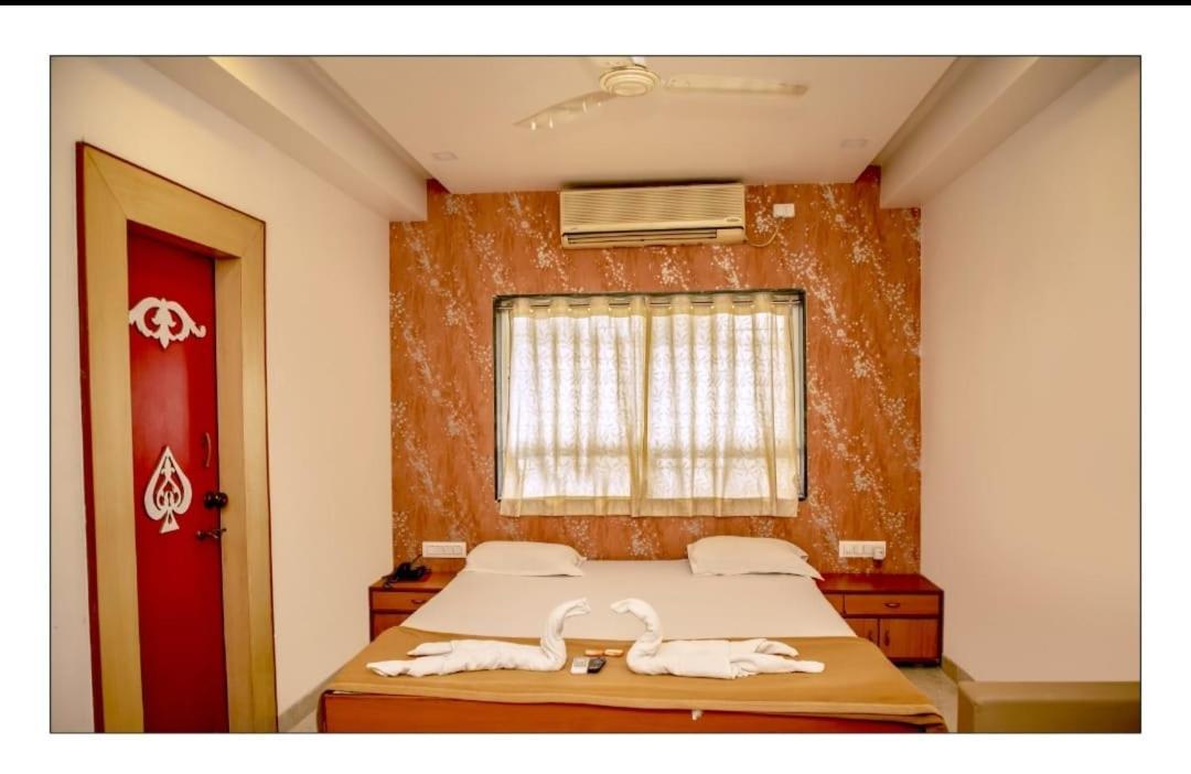 Hotel Sangram Palace Shirur Kültér fotó