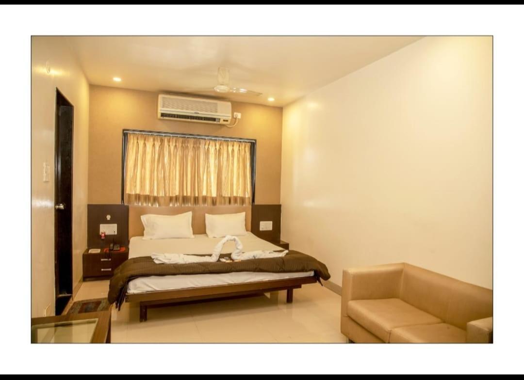 Hotel Sangram Palace Shirur Kültér fotó