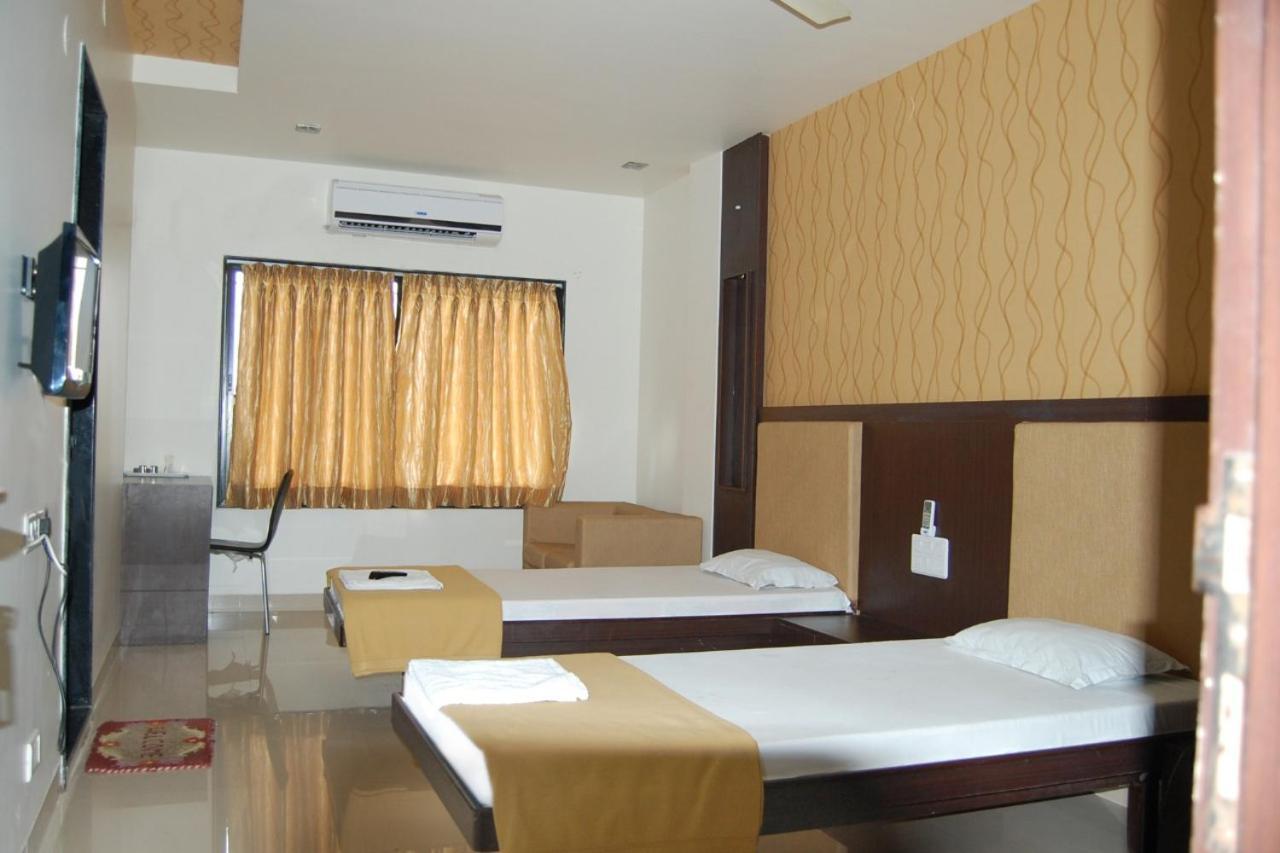Hotel Sangram Palace Shirur Kültér fotó